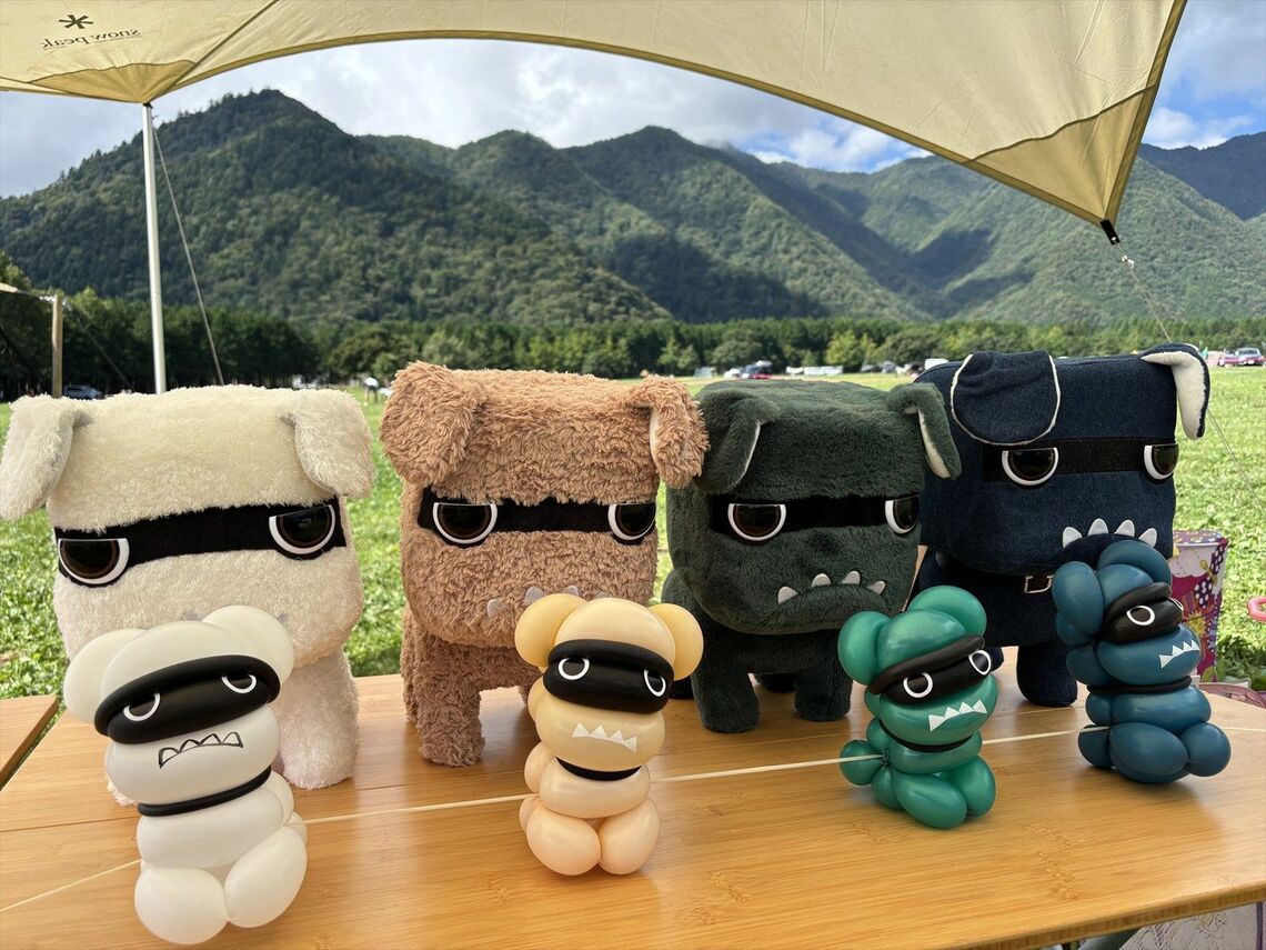 予約注文特典となる4色の「だっこデリ丸。」とぬいぐるみ（筆者撮影）