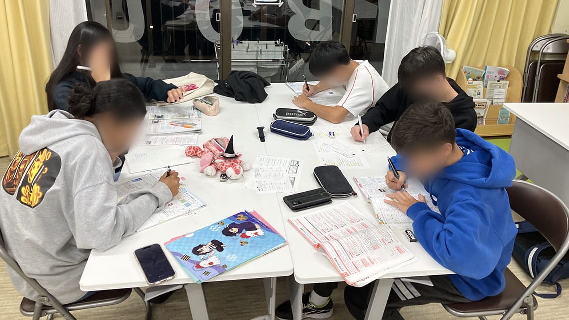 多文化ルームKIBOUで学習をする子どもたち（写真：川上氏提供）