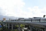 空港周辺で列車が行き違う様子（記者撮影）