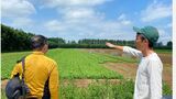 インターンシップ先の農園を訪れた化学メーカーに勤める男性（左、提供写真）