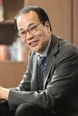 井手英策（いで・えいさく）／専門は財政社会学、博士（経済学）。1972年生まれ。東京大学大学院経済学研究科博士課程単位取得退学。日本銀行金融研究所、東北学院大学、横浜国立大学を経て、現職。総務省、全国知事会、全国市長会、日本医師会、連合総研等の各種委員なども歴任（写真：尾形文繁）