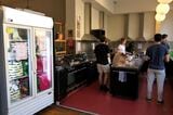 宿のキッチン。宿泊者の多くはここで調理しながら旅をする（筆者撮影）