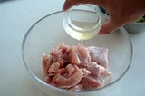 ネギと生姜の香りを移した水を加えると鶏肉の臭みが抑えられます