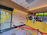 マクドナルドはじめファストフードを彷彿とさせる1階のレジカウンター。オープン時のメディア内覧会時に撮影（筆者撮影） 