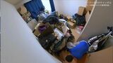 大量の洋服や飼っていた猫用品がぎっしりと詰まっている衣装部屋（画像：「イーブイ片付けチャンネル」より）