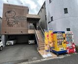 東京支店前に設置された自動販売機には「燒ビーフン」ののぼりも（写真提供：ケンミン）