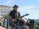 「テイク・アメリカ・バック！」を披露したニール・ヤング（筆者撮影）