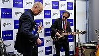 ギター名門ギブソンの“仰天"TOB会見 買収先のティアック社長とロックで競演