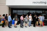米8月雇用者数は前月比15.6万人増に鈍化 賃金の伸び振るわず､年内の利上げは微妙？