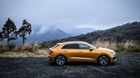 ｢アウディQ8｣乗ってわかった大型SUVの実力 車重を感じさせない鋭い走りは本当に楽しい