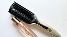 3万8500円のReFaヘアアイロンに見る｢美容家電の新戦略｣ 40〜60代にも広がる"とかすだけ"の新市場､売り切りから脱却へ