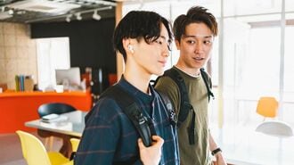 イヤホンをして歩く大学生