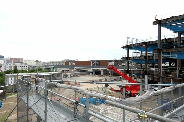 箕面萱野駅の駅前ではバスターミナルなども