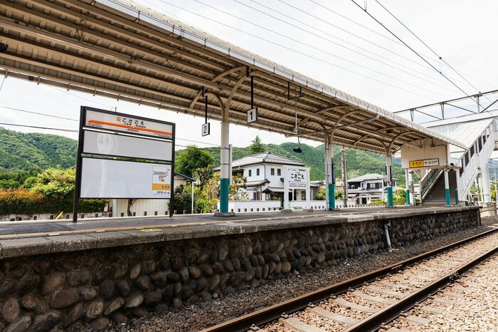 小佐越駅のホームは石を積み上げた玉石積。