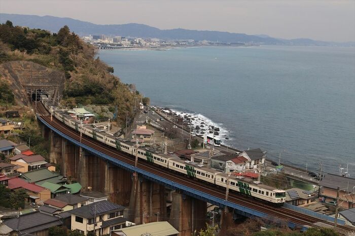 東海道線早川―根府川間を走る185系「踊り子」