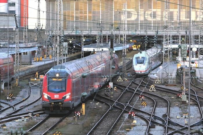 ドイツ鉄道が導入したチェコのシュコダ製車両（左）
