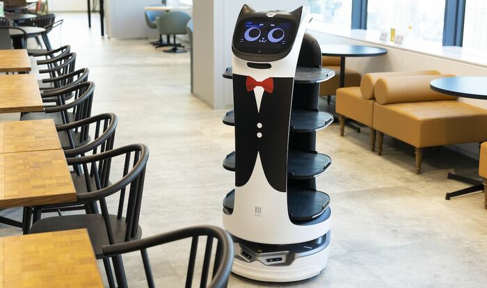 会話も可能なネコ型給仕ロボット