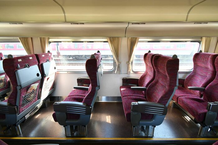 シートピッチを広げているため窓割と座席配置が