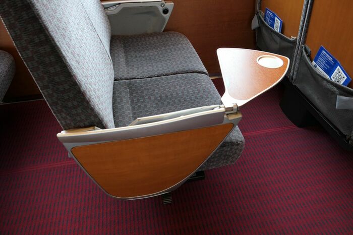 扇形のテーブルは出したままで座席を回転できる