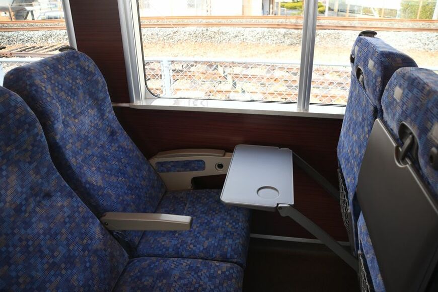 テーブルも付いている（記者撮影）