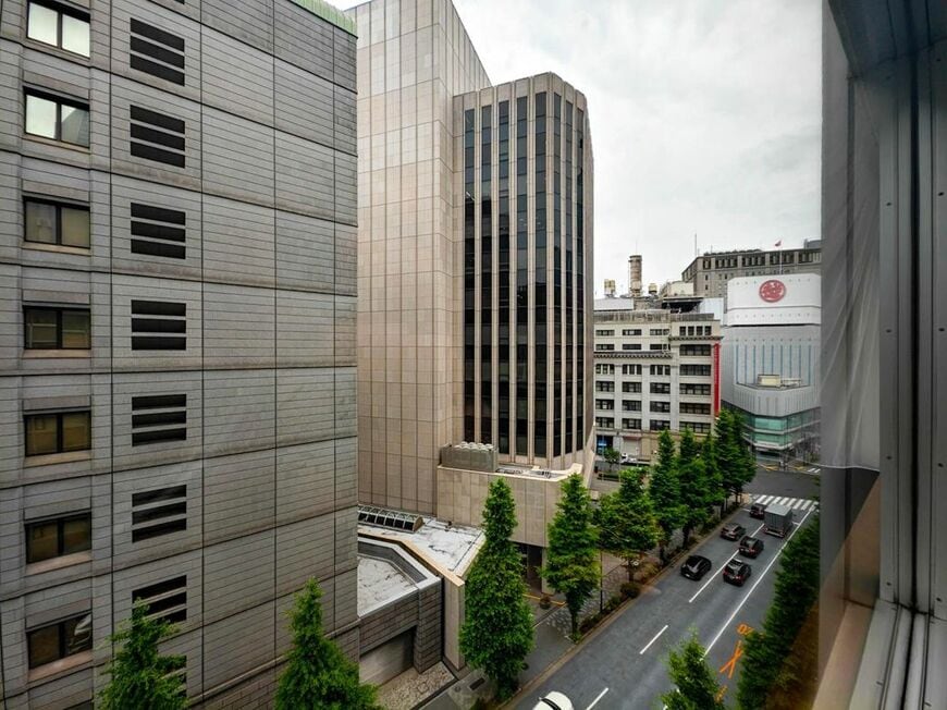 湛山部屋からみる景色。日銀、三菱UFJ銀行、三越などそうそうたる顔ぶれだ（筆者撮影）