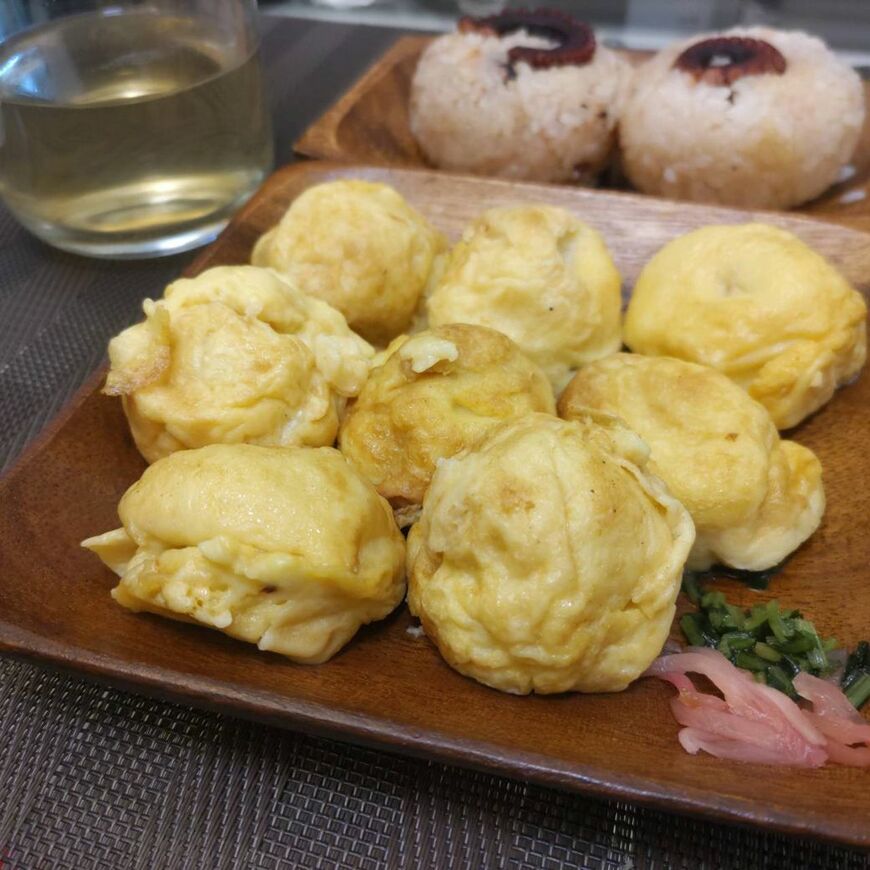 この色味。この香り。この味……。う、うますぎるぜ、ミシュラン受賞の明石焼！（著者撮影）