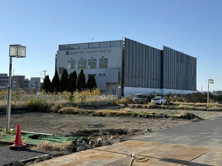 深沢整備事業地にある徳洲会のスポーツジムは解体工事が始まった（筆者撮影）