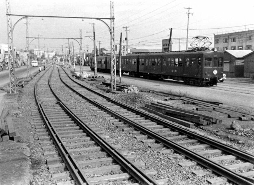 甲州街道上を走っていた頃の京王線・新宿―初台間＝1950年（写真：京王電鉄）