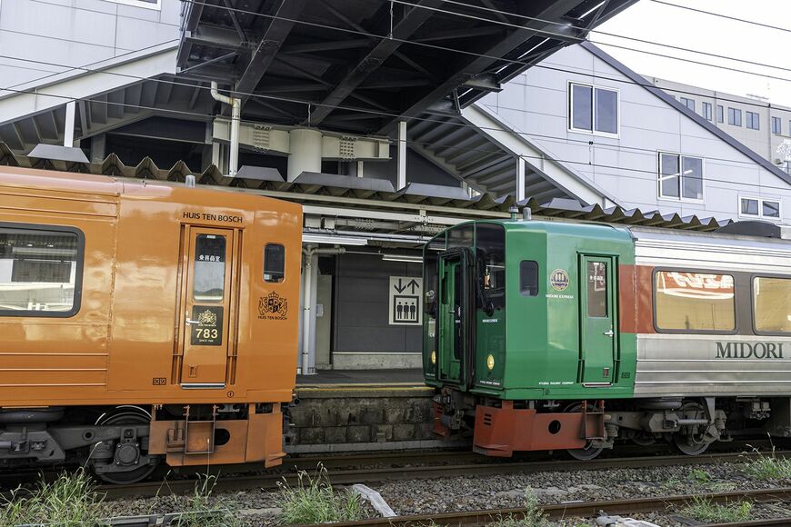 早岐で分割併合を行う「ハウステンボス」と「みどり」。作業の省力化のためホロの自動着脱機構を装備する（写真：山井美希）
