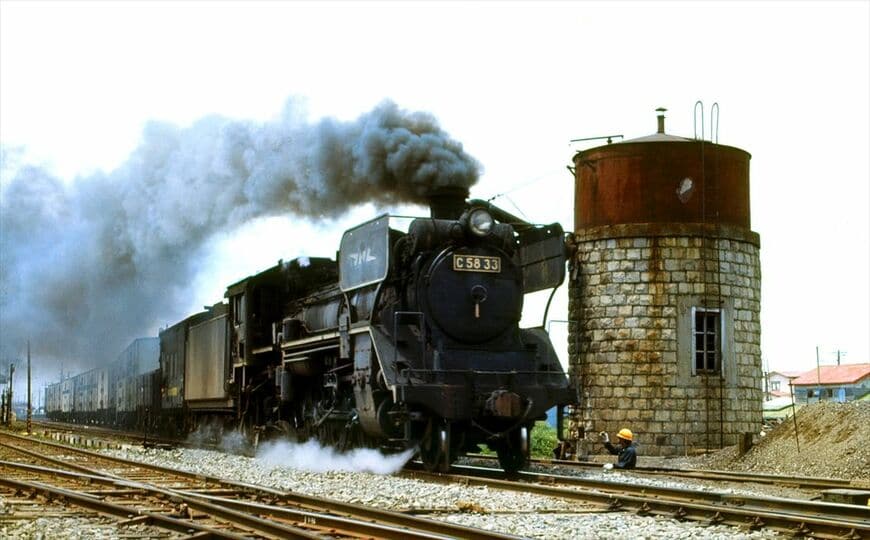 根室本線の厚床駅付近を走るC58形33号機。特徴的なデフレクター（除煙板）に「JNR」のマークを付けた変わり種の機関車だった（撮影：南正時）