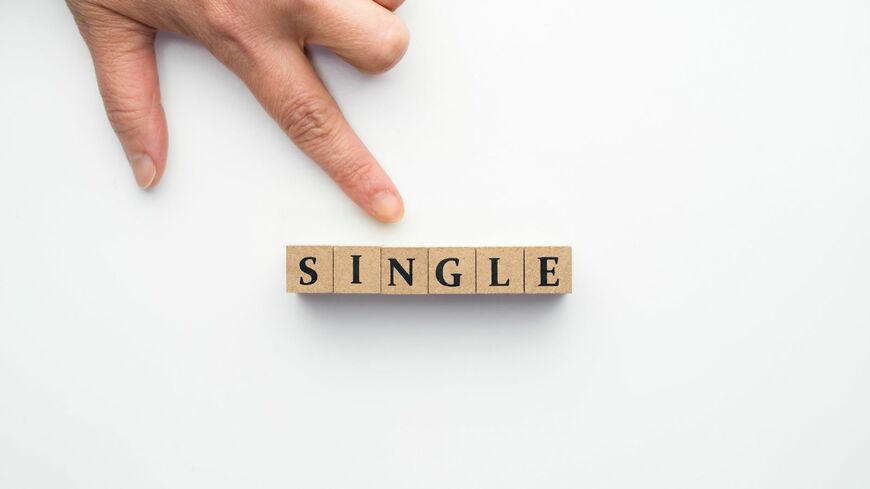 「結婚したいのにいまだ独身」の不本意未婚と「結婚するつもりのない独身」である選択的非婚は、時代の流れとともにどのように変化してきたのでしょうか（写真：NOV／PIXTA）