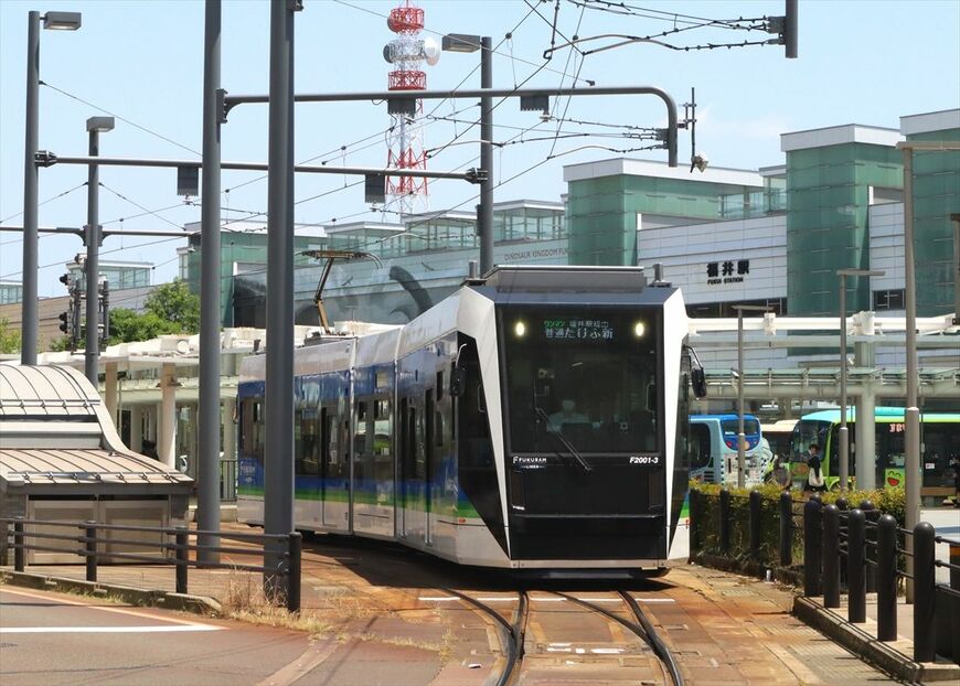 福井駅付近を走る「フクラムライナー」F2000形（撮影：南正時）