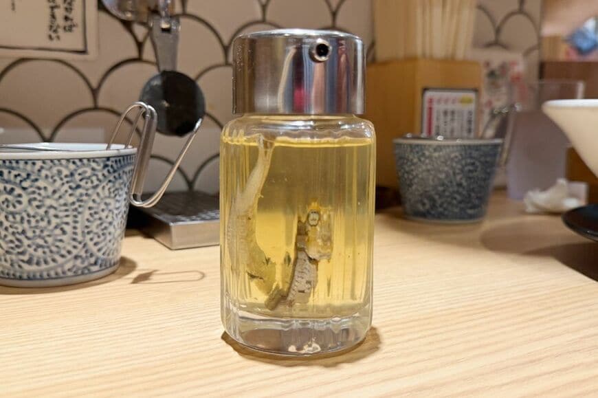 卓上調味料の煮干し酢。スープに加えて味変すると、さらに酸味と煮干しのほろ苦さが加わる（写真：筆者撮影）