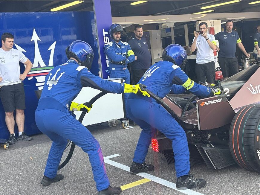 2025年より導入されたピット・ブーストの練習をするマセラティチーム（筆者撮影）