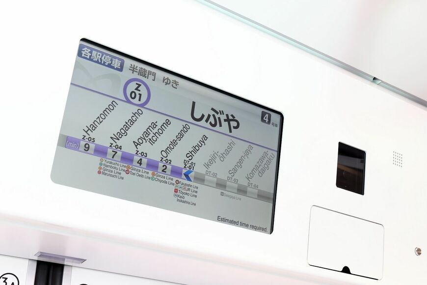 東京メトロ半蔵門線車内の案内画面（撮影：尾形文繁）