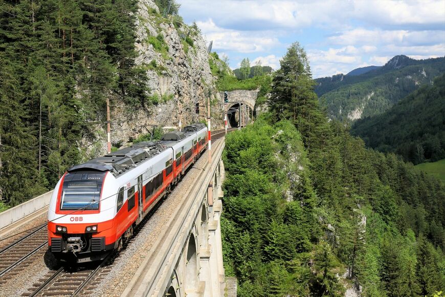 オーストリア国内のローカル列車に使われる「デジーロML」。名前は同じデジーロだが全くの別物だ。ベルギーでも大量導入された（撮影：橋爪智之）