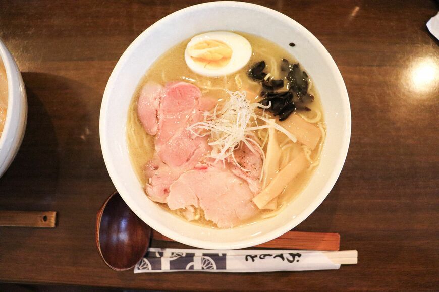 ラーメン・シモジの｢ゆず塩ラーメン｣13.5ユーロ（約2200円）（筆者撮影）
