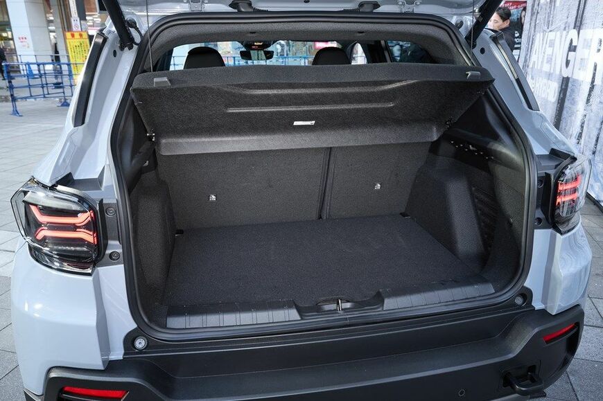 ジープの新型SUV「アベンジャー4xeハイブリッド」とプレス発表会の様子（写真：Stellantisジャパン）