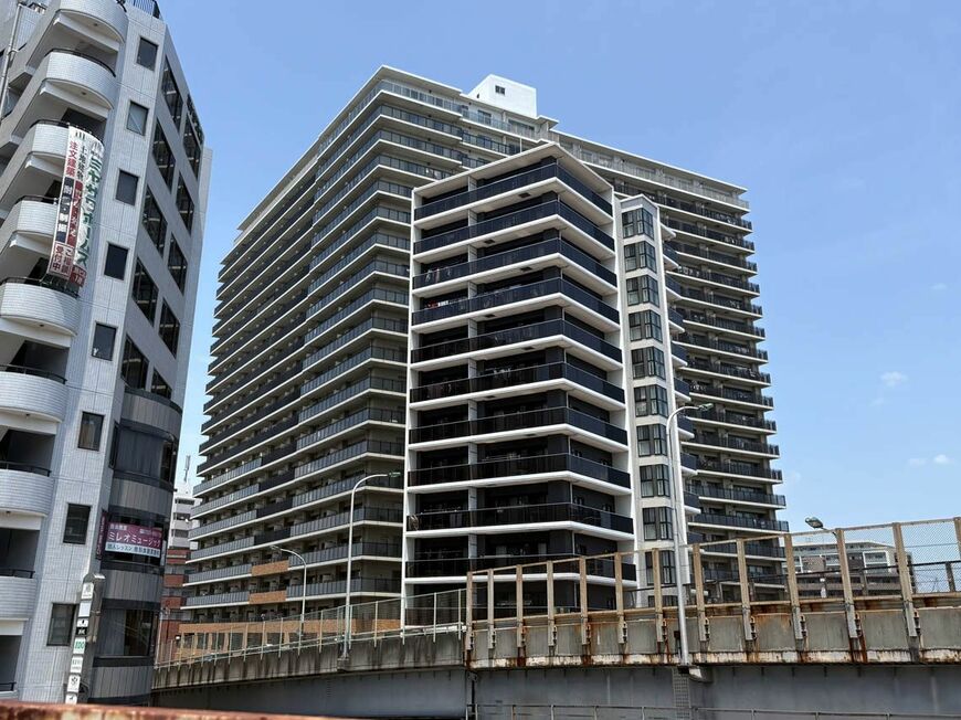 駅西口にあった商業施設「アーバンヒル松戸」跡地。現在はマンションに