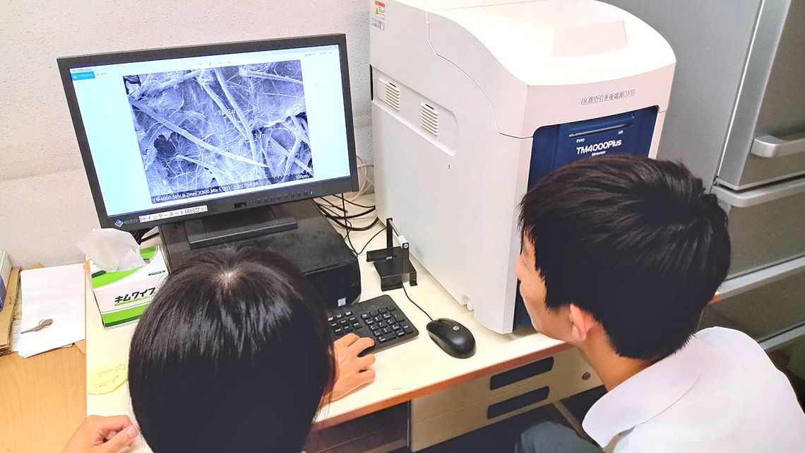 電子顕微鏡を操作する生徒