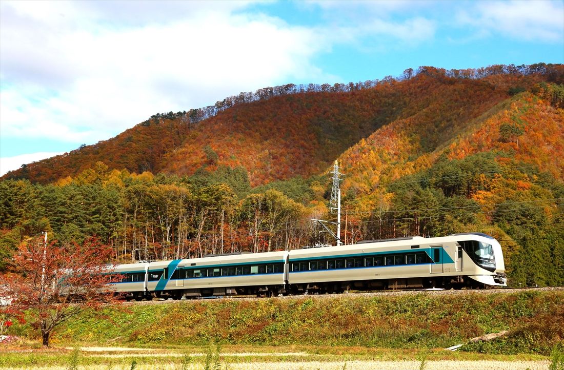 秋の会津鉄道線内を行く「リバティ」（撮影：南正時）