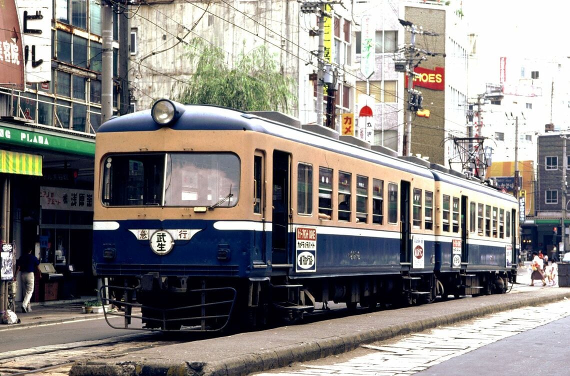 2枚の窓がつながったデザインの福井鉄道200形（筆者撮影）