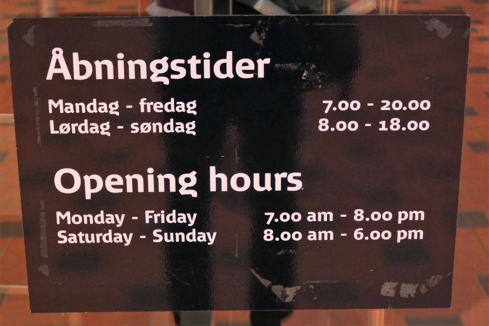 コペンハーゲン中央駅ですら有人切符売場の営業時間は限られていた（筆者撮影）