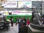 渋谷駅前のハチ公と、もうすぐ姿を消す「青ガエル」
