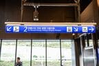 JR線方面の駅名が並ぶ2番ホームの案内板