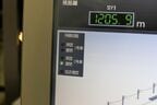 モニターの表示を確認しながら運転する