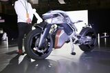 ヤマハ発動機の「MOTOROiD2」（筆者撮影）