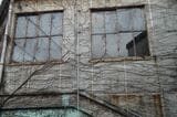 旧駅舎の壁面にはツタが絡みついていた＝2013年4月（編集部撮影）