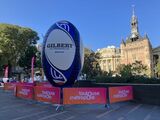 トゥールーズのキャピトル広場に飾られた巨大なラグビーボール（筆者撮影）