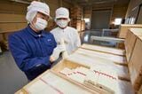 検査指導員の厳しいチェックを経て初めて、揖保乃糸と名乗れる（組合提供）